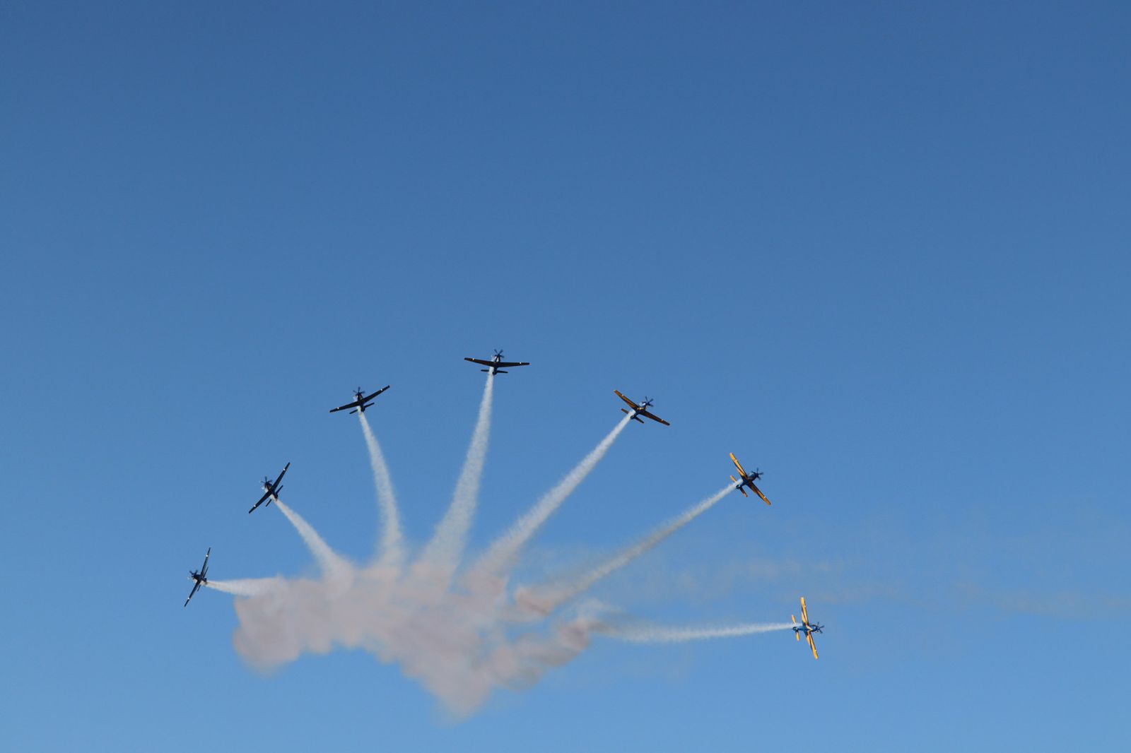 Esquadrilha da Fuma�a encanta p�blico com apresenta��o em Balne�rio Cambori�